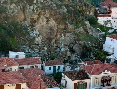 Στη Λέσβο για αυτοψία της κατολίσθησης ο καθηγητής Ευθύμης Λέκκας με επιστημονική ομάδα του ΕΚΠΑ